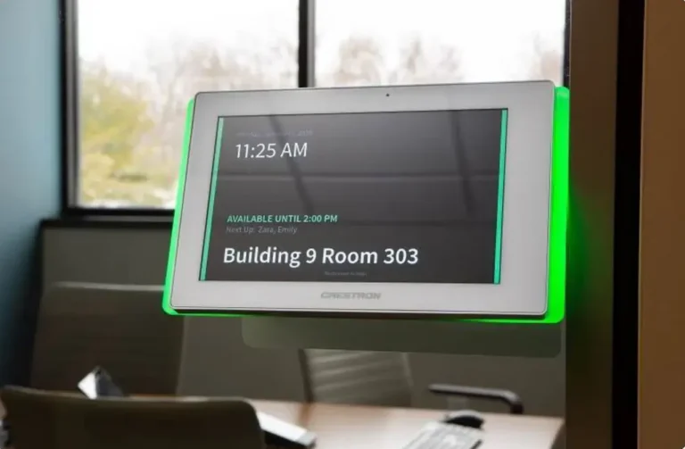 Panele rezerwacyjne Crestron – niezawodny system rezerwacji sal konferencyjnych