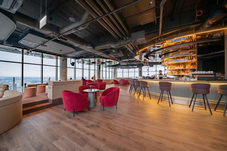 System nagłośnieniowy Biamp w UNITY EYE – architektura audio w prestiżowym skybarze i restauracji