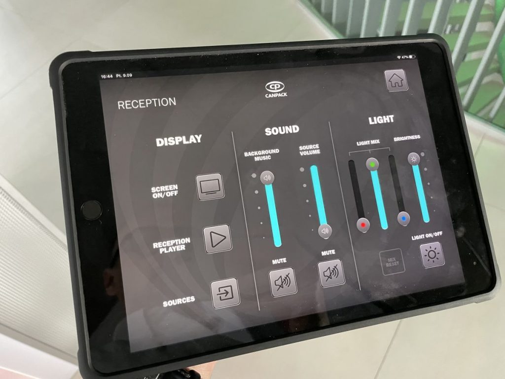 tablet z systemem Crestron do sterowania digital signage oraz oświetleniem
